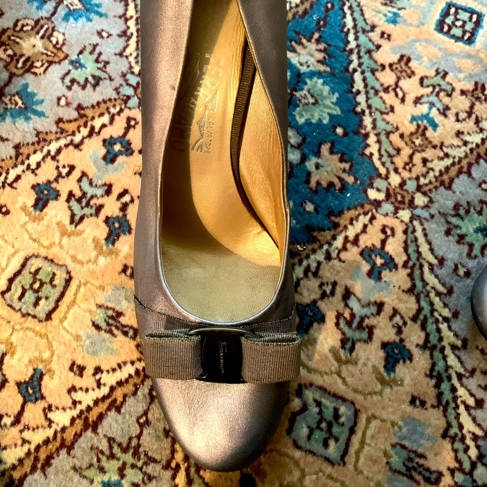 Pre-owned Metallic Grey Leather Vara Bow Pumps.